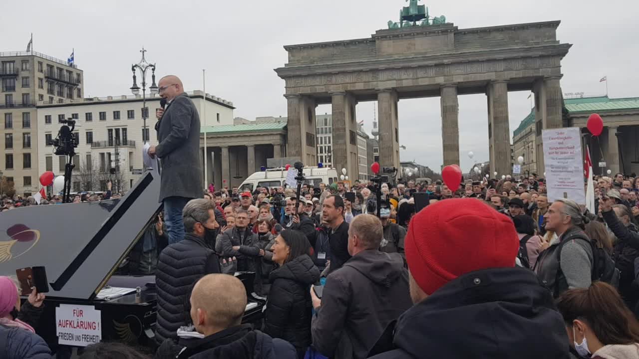 DE: MdB Hansjörg Müller Spontanrede 18.11.2020 Großkundgebung Infektionsschutzgesetz Berlin