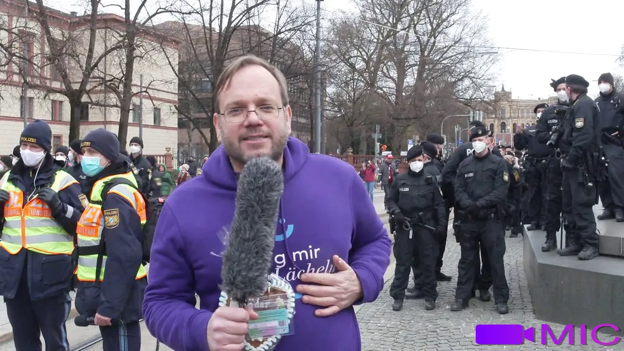 Kurzer Teaser Demospiel des Polizei SV aus München . Die Manschaft nimmt Aufstellung ....