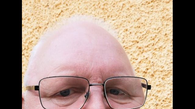 Loewenzahn-Stengeln essen (1)